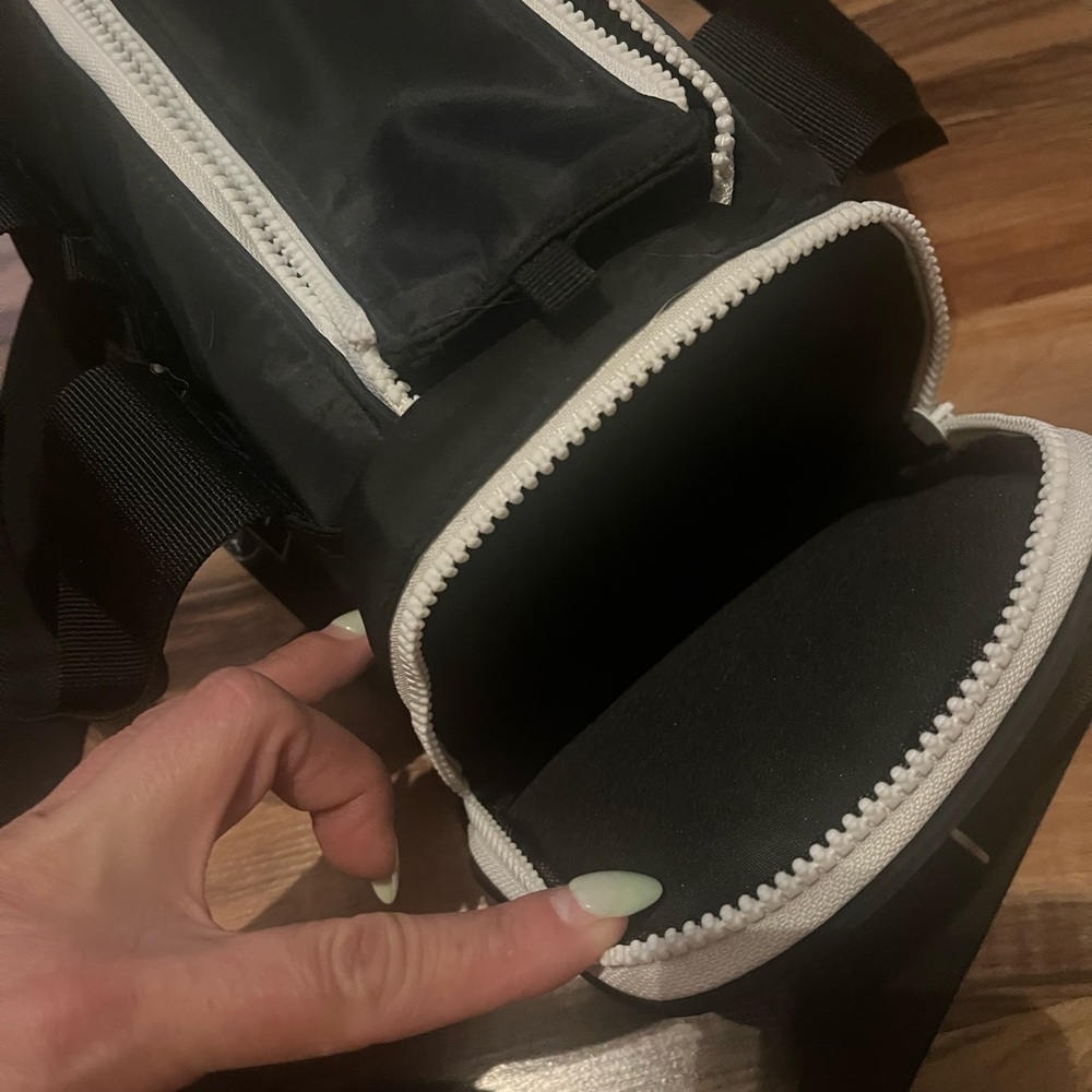 ✨ Black Duffel Bag✨ - Picture 3 of 4